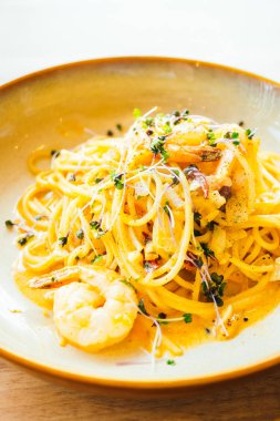 Spagetti ve makarna karides ve sos ile