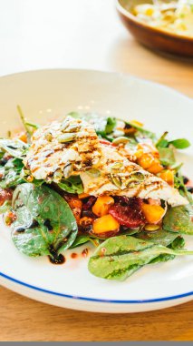 Izgara Tavuk Salatası