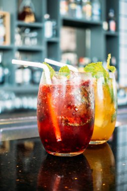 Buzlu kokteyller cam içme