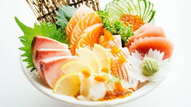 Ham ve taze karışık sashimi somon, ton balığı, hamaji ve diğer