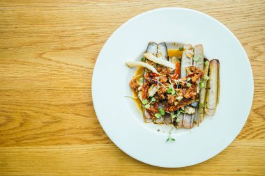 Kızarmış baharatlı jilet istiridye