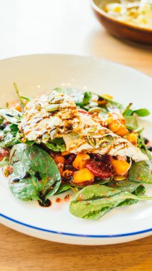 Izgara Tavuk Salatası