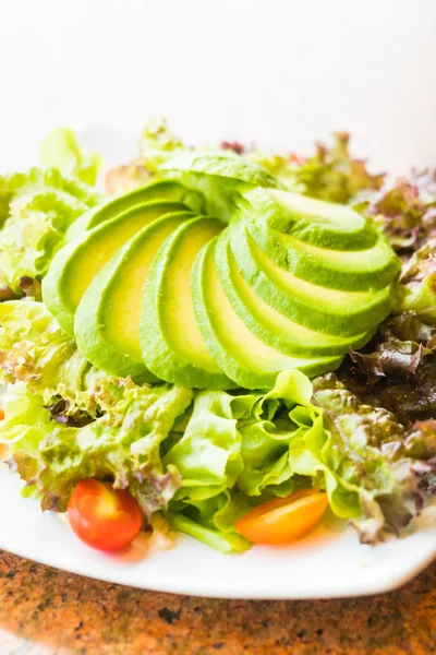 Insalata di avocado fresco — Foto Stock