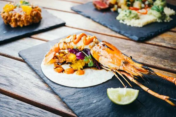 Taco karides veya karides ve sos ile