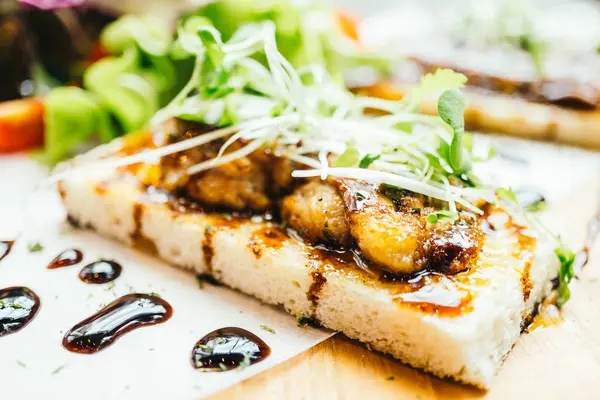 Kaz ciğeri üstünde tepe-in ekmek sos ile