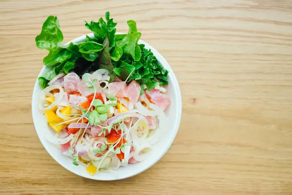 Sebze salata ile ham ve taze orkinos