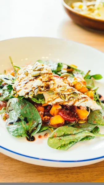 Izgara Tavuk Salatası