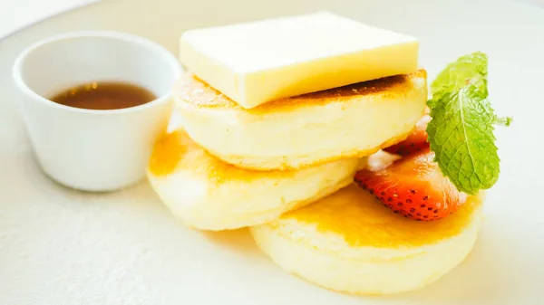 Zoete dessert pannenkoek met boter en aardbei — Stockfoto