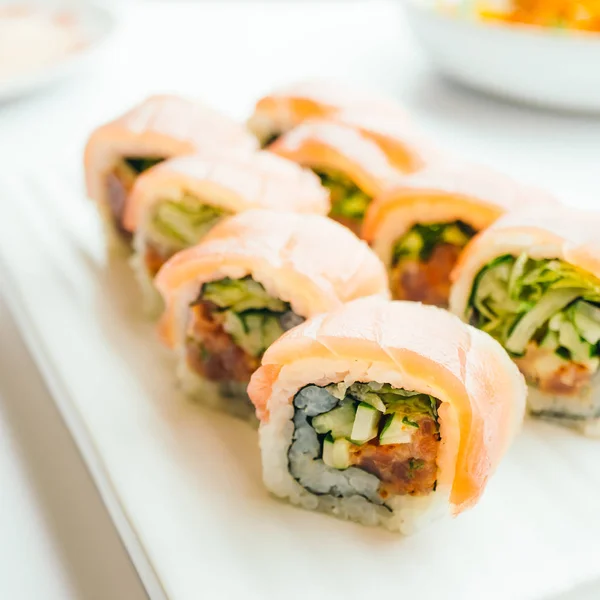 Rollo crudo de sushi fresco con wasabi en plato blanco —  Fotos de Stock