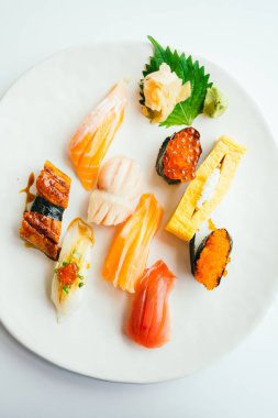 Ham ve taze nigiri suşi beyaz tabak içinde ayarla