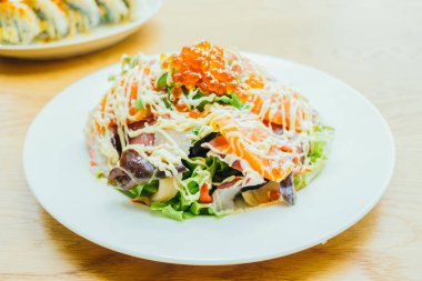 Deniz ürünleri sashimi salata