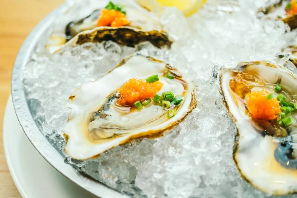 Raw and fresh oyster shell with lemon — Stock Photo, Image