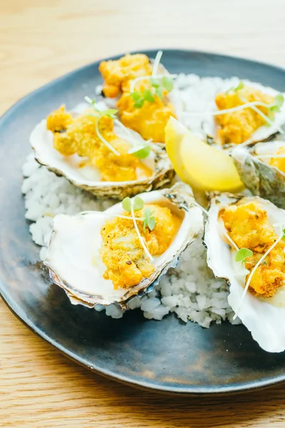 Fried oyster shell with sauce — Stock Photo, Image