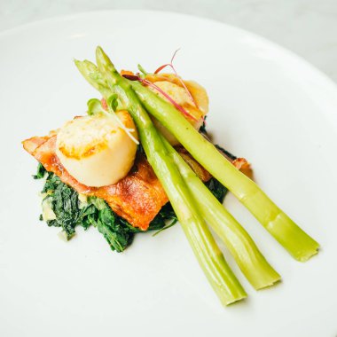 Pastırma ve kuşkonmaz ile tarak shell