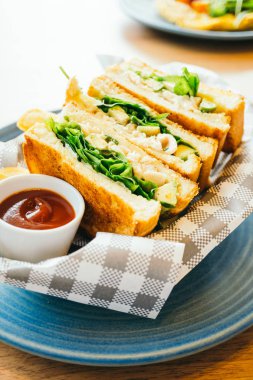 Patates kızartması ile avokado ve tavuk etli sandviç