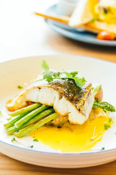 Barramundi veya pangasius balık ve et biftek