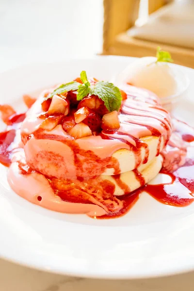 Söt pannkaka dessert med jordgubbar — Stockfoto