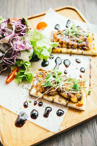 Kaz ciğeri üstünde tepe-in ekmek sos ile