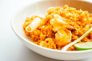 Kızarmış pilav ve deniz ürünleri.