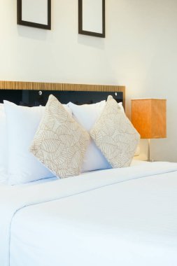 Işık lamba ile yatakta yastık