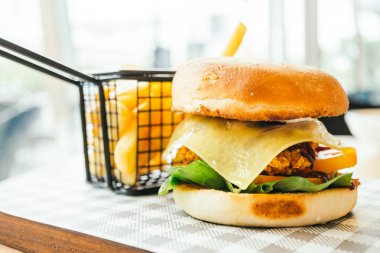 Kızarmış tavuk hamburger