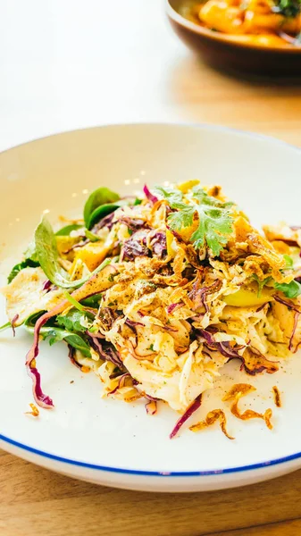 Kızarmış tavuk ve sebze salatası.