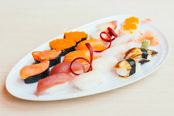 Rohes und frisches Nigiri Sushi — Stockfoto