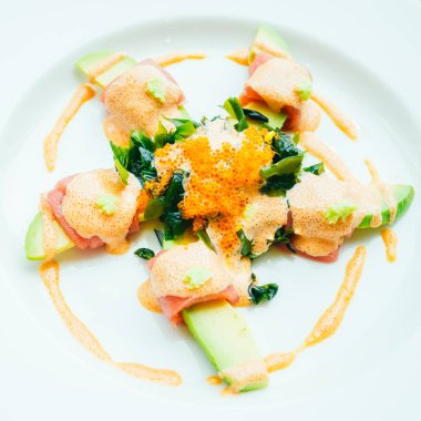 Ton balığı rulo Avokado salatası ile