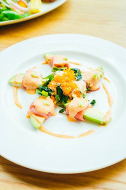 Ton balığı rulo Avokado salatası ile