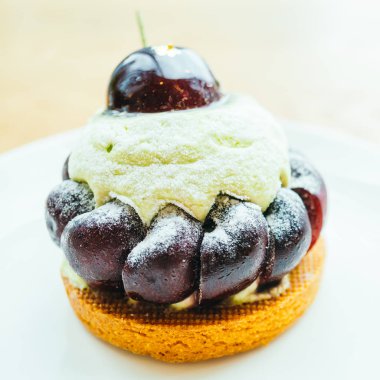 Şekerli tatlı pasta ve tart kiraz ile