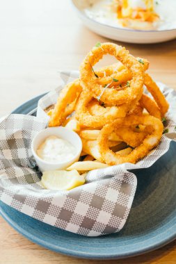 Kızarmış kalamar yüzük