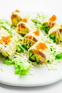Suşi rulo ton balığı somon ve tatlı yumurta içinde