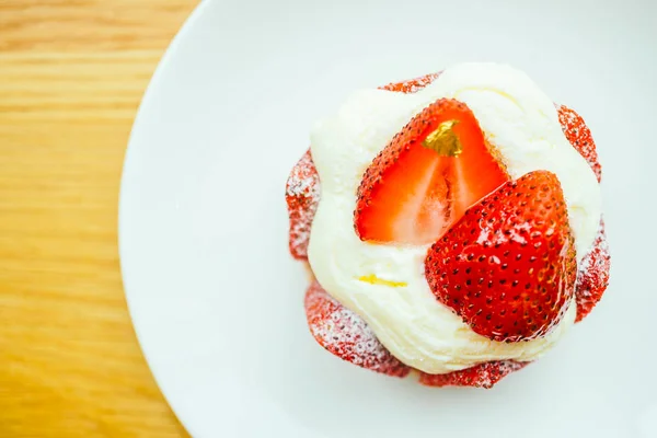 Söta dessert med jordgubbs tårta — Stockfoto
