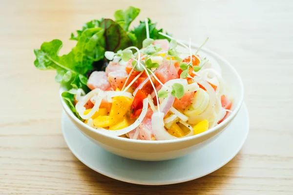 Raw and fresh tuna with vegetable salad — Stock Photo, Image