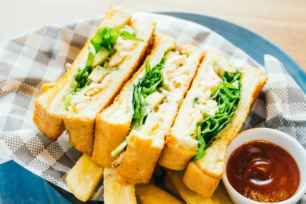 Sandwich met avocado en kip vlees met frietjes — Stockfoto