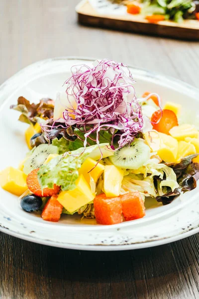 Fruitsalade met groente in plaat — Stockfoto