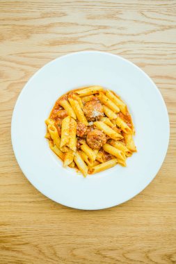 Köfte makarna sosu ile