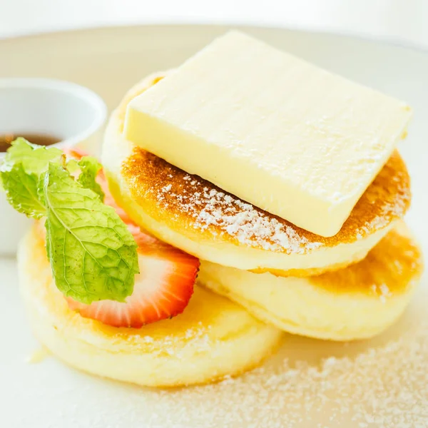 Panqueque de postre dulce con mantequilla y fresa — Foto de Stock