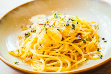 Spagetti ve makarna karides ve sos ile