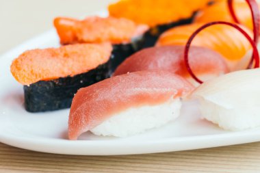 Ham ve taze nigiri suşi