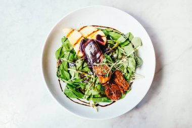 Sebze salatası ile kaz ciğeri