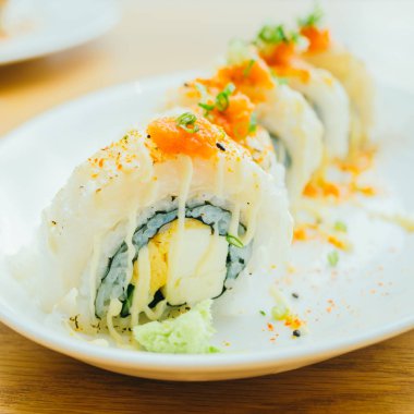 Suşi rulo beyaz tabak içinde