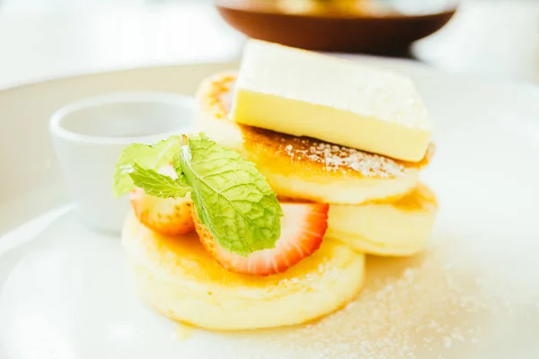 Süßer Dessert-Pfannkuchen mit Butter und Erdbeere — Stockfoto