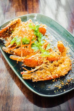 Plaka sarımsaklı kızarmış karides