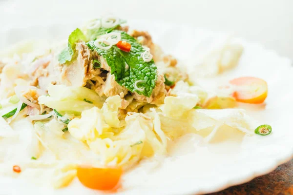 Thunfischsalat mit frischem Gemüse — Stockfoto