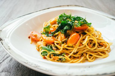 Acılı spagetti ve somon makarna
