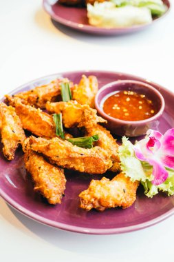 Kızarmış tavuk kanadı.