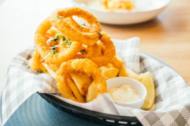 Kızarmış kalamar yüzük