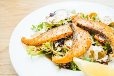 Izgara somon fileto etli sebze salatası