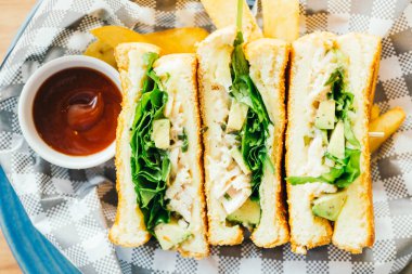 Patates kızartması ile avokado ve tavuk etli sandviç